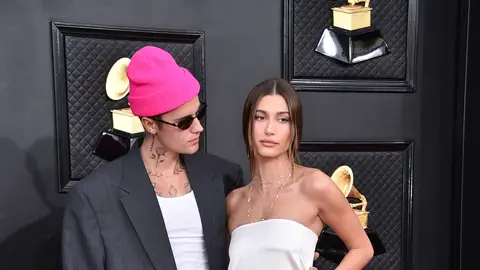 Justin Bieber, de Balenciaga junto a Hailey Bieber, de Saint Laurent Alfombra roja Premios Grammy