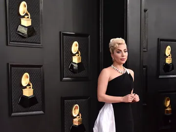 Lady Gaga, de Armani privé con joyas de Tiffany & Co Lady Gaga, de Armani privé con joyas de Tiffany & Co