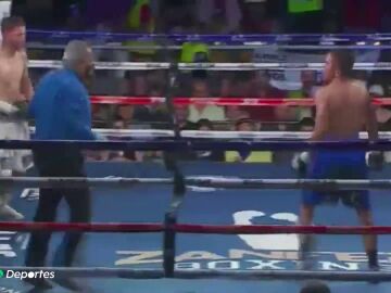 Un árbitro de boxeo acaba desalojado en camilla tras recibir un puñetazo involuntario