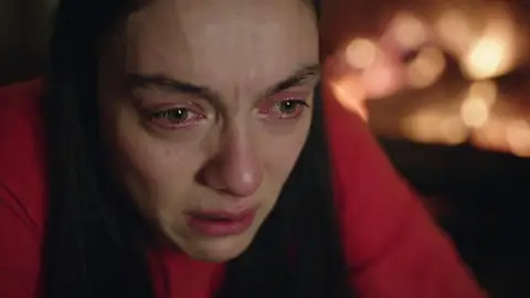 El padre de Esat interrumpe la cita de Gülben y Esat y humilla a la joven: "¿Vas a casarte con esta infeliz?" Mejores momentos| Capítulo 73