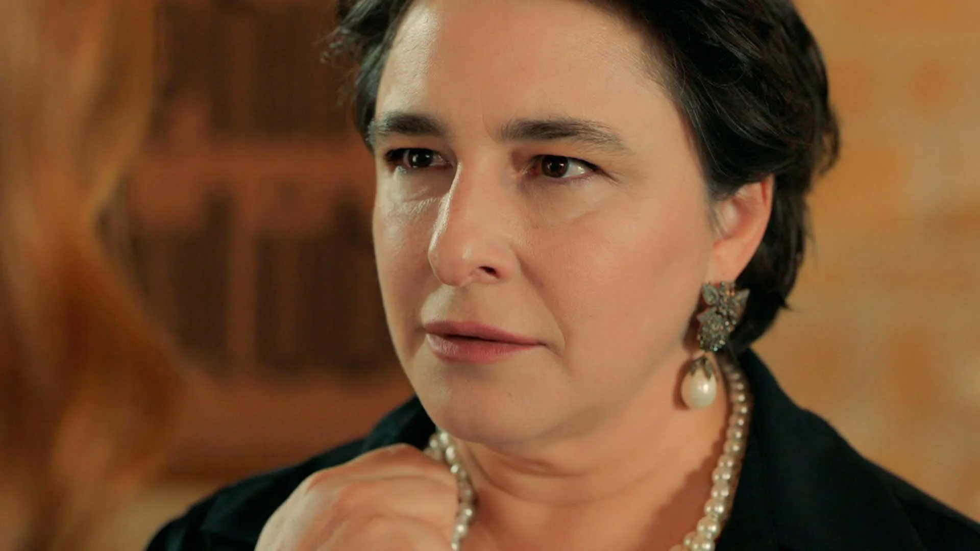 El próximo en el capítulo de ‘Tierra Amarga’: Züleyha acusa públicamente a Behice de matar a Hünkar El próximo en el capítulo de ‘Tierra Amarga’: Züleyha acusa públicamente a Behice de matar a Hünkar