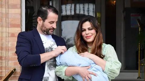 Marisa Jara y su pareja Miguel Almansa SALIENDO DEL HOSPITAL