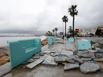 El temporal arrasa y destroza el paseo marítimo de la Línea de la Concepción en Cádiz 