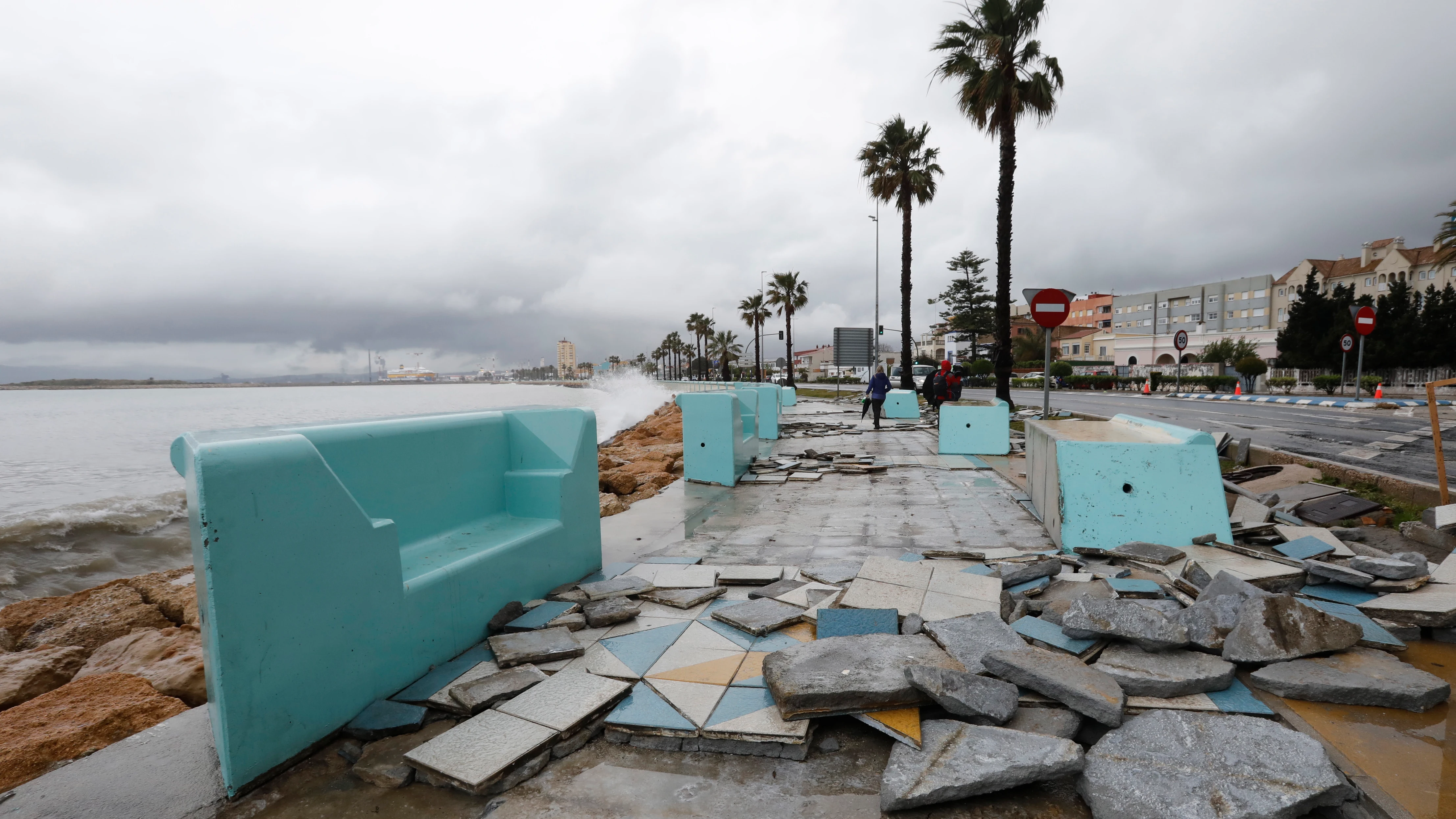 El temporal arrasa y destroza el paseo marítimo de la Línea de la Concepción en Cádiz El temporal arrasa y destroza el paseo marítimo de la Línea de la Concepción en Cádiz
