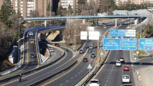 Coches circulando por la carretera