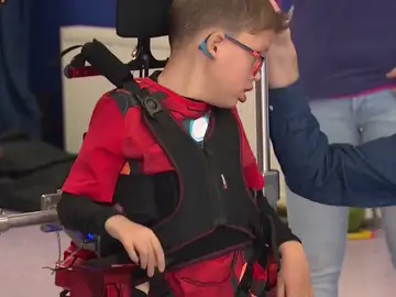 Jorge, primer niño con un exoesqueleto infantil en el mundo