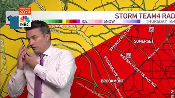 Un meteorólogo descubre que un tornado se dirige a su casa y llama a su familia en directo