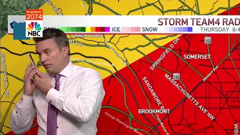 Un meteorólogo descubre que un tornado se dirige a su casa y llama a su familia en directo Un meteorólogo descubre que un tornado se dirige a su casa y llama a su familia en directo