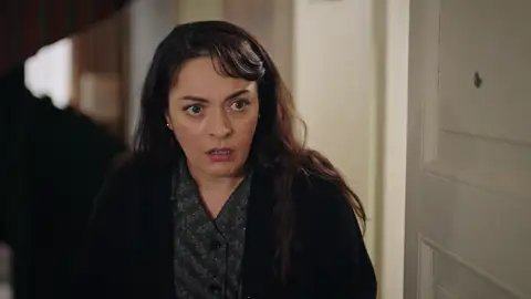 Safiye tira al suelo las galletas que le había regalado Tomris: "No te las comas. Están sucias" Mejores momentos| Capítulo 73