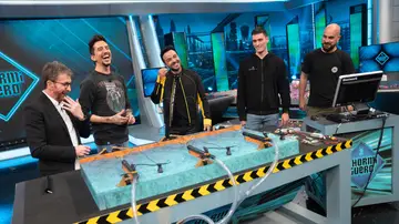 Luis Fonsi, incapaz de contener la risa en 'El Hormiguero 3.0' con el robot capaz de tocar una flauta