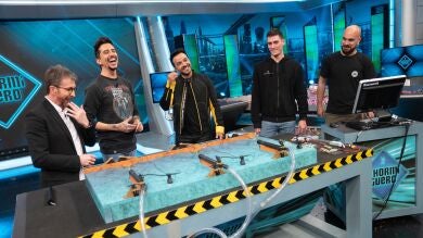 Luis Fonsi, incapaz de contener la risa en 'El Hormiguero 3.0' con el robot capaz de tocar una flauta