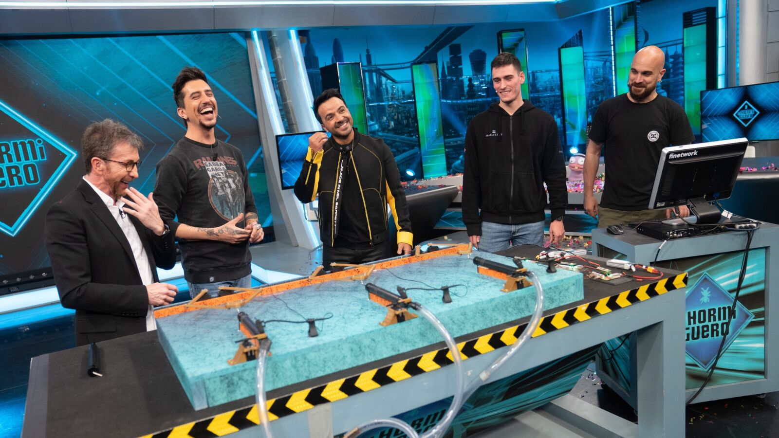 Luis Fonsi, incapaz de contener la risa en 'El Hormiguero 3.0' con el robot capaz de tocar una flauta