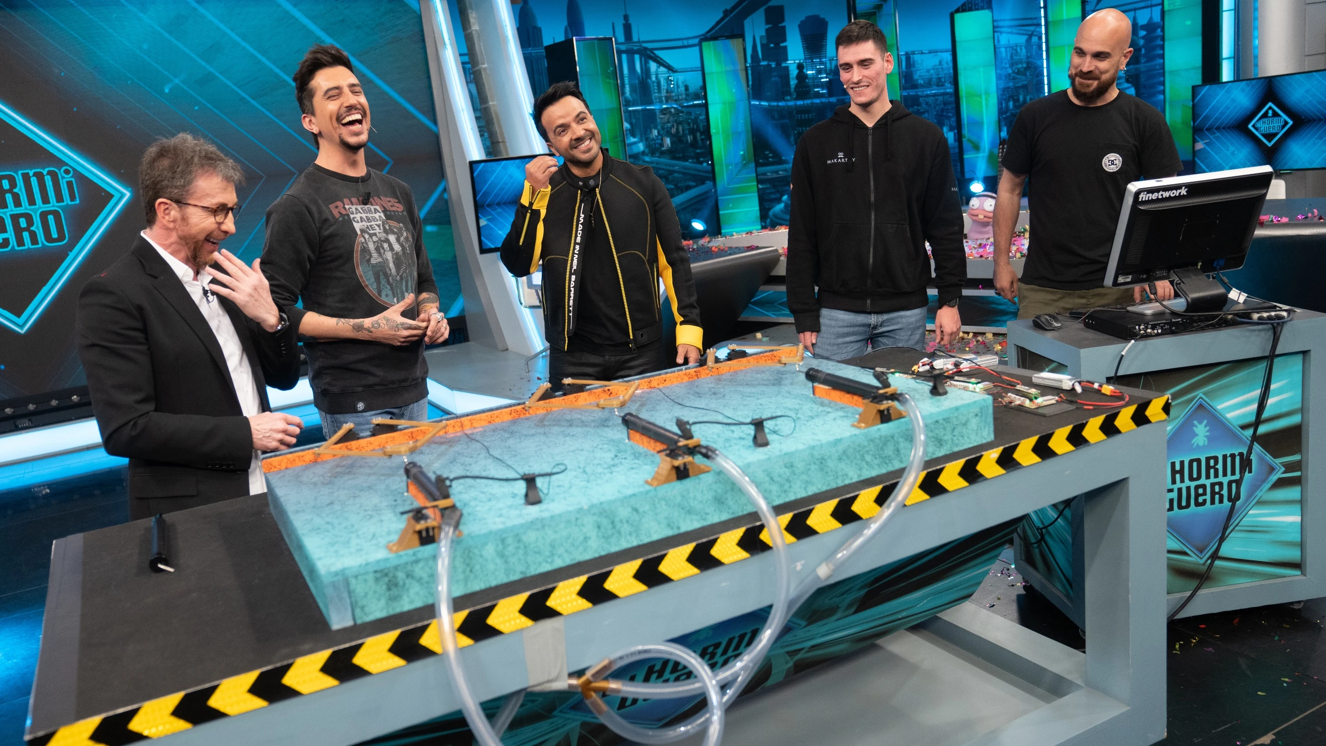 Luis Fonsi, incapaz de contener la risa en 'El Hormiguero 3.0' con el robot capaz de tocar una flauta Luis Fonsi, incapaz de contener la risa en 'El Hormiguero 3.0' con el robot capaz de tocar una flauta