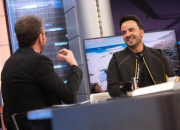 Luis Fonsi confiesa cómo vivió en directo el momento del bofetón de Will Smith a Chris Rock en los Oscar: "Se equivocó"