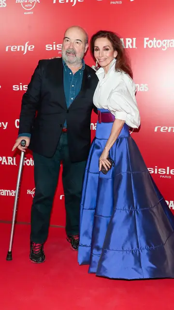 Ana Belén y Antonio Resines posan ante los fotógrafos Ana Belén y Antonio Resines posan ante los fotógrafos