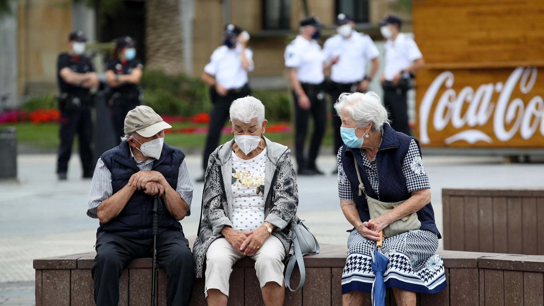 Tres personas mayores con mascarillas