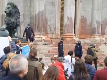Manifestantes contra el cambio clim&aacute;tico manchan de rojo puerta del Congreso con jarabe de remolacha biodegradable