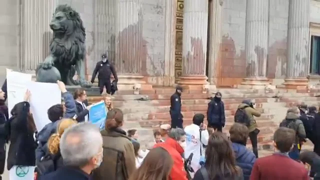 Manifestantes contra el cambio clim&aacute;tico manchan de rojo puerta del Congreso con jarabe de remolacha biodegradable