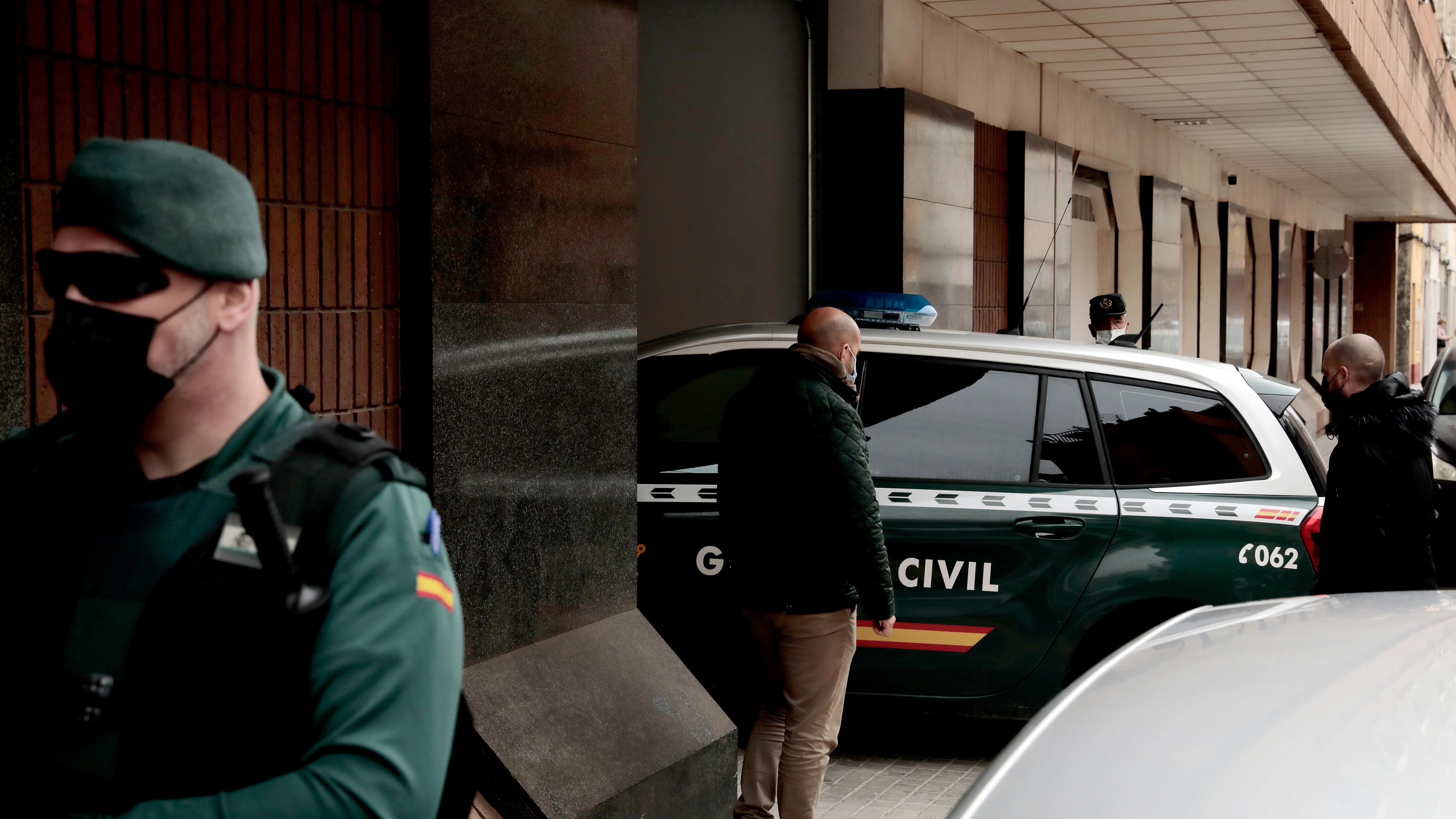 El detenido al llegar al Juzgado de Instrucción número 4 de Sueca El detenido al llegar al Juzgado de Instrucción número 4 de Sueca