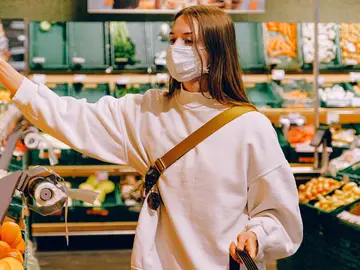 Una mujer haciendo la compra Una mujer haciendo la compra