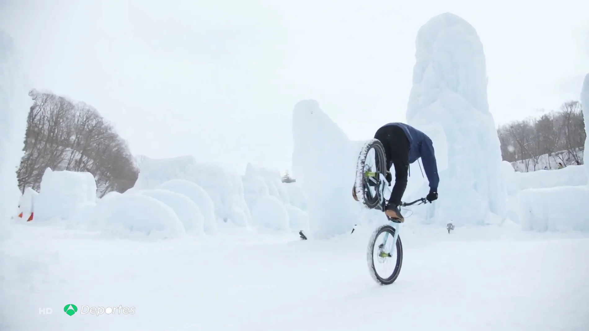 Tomomi Nishikubo, la nueva estrella de la bici, se atreve con las acrobacias en el hielo