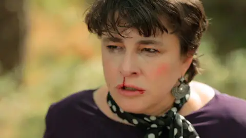 Behice finge un ataque… ¡pero algo no sale como esperaba y su vida corre peligro! Behice finge un ataque… ¡pero algo no sale como esperaba y su vida corre peligro!