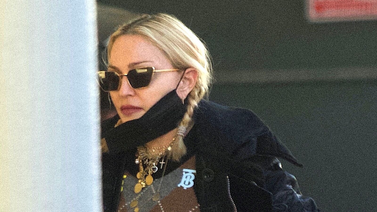 La pregunta que se ha desatado al ver este vídeo de Madonna: ¿qué está inhalando?