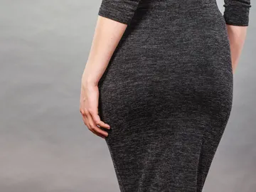 Mujer con vestido marcando caderas Mujer con vestido marcando caderas