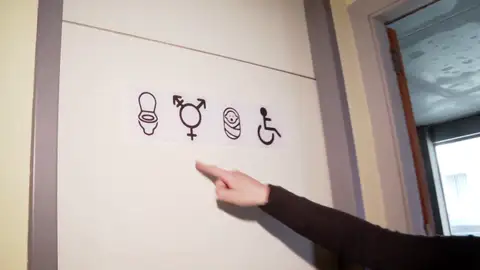 Girona apuesta por baños inclusivos Girona apuesta por baños inclusivos