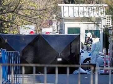 Imagen del coche que se ha estrellado en la embajada rusa de Bucarest