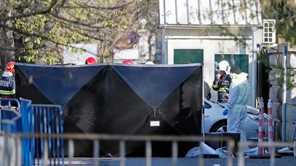 Imagen del coche que se ha estrellado en la embajada rusa de Bucarest
