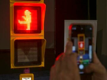 Málaga inaugura el semáforo de Chiquito de la Calzada con una original forma de avisar a los peatones