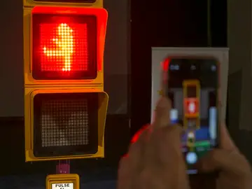 Málaga inaugura el semáforo de Chiquito de la Calzada con una original forma de avisar a los peatones Málaga inaugura el semáforo de Chiquito de la Calzada con una original forma de avisar a los peatones