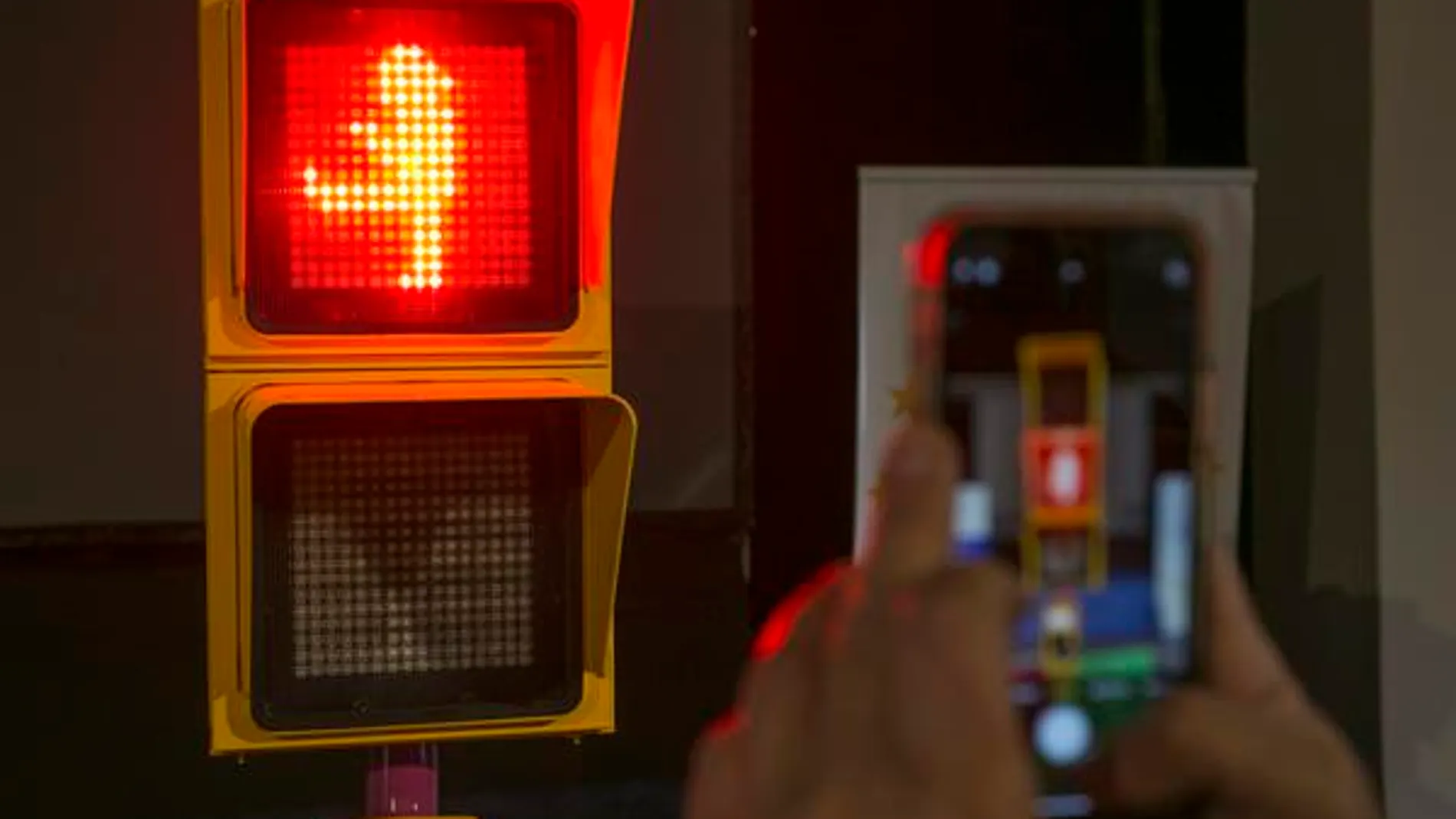 Málaga inaugura el semáforo de Chiquito de la Calzada con una original forma de avisar a los peatones