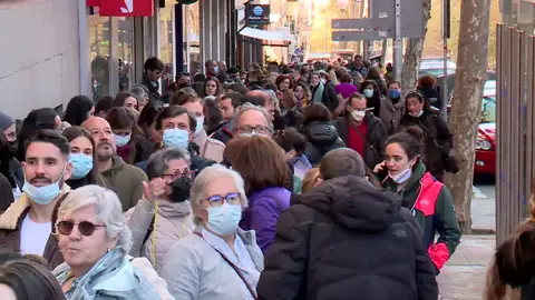 Colas de más de seis horas para poder votar en las elecciones al Colegio de Enfermería de Madrid Colas de más de seis horas para poder votar en las elecciones al Colegio de Enfermería de Madrid
