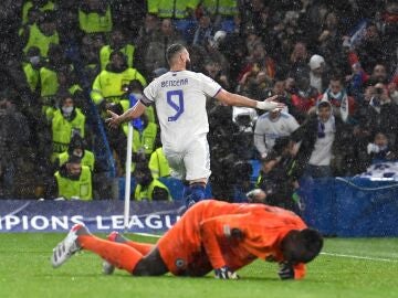 Benzema celebra su primer gol al Chelsea