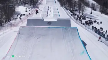 El espectacular circuito canadiense donde se practican saltos imposibles con motos de nieve