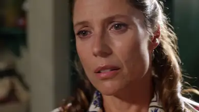 Clara exige explicaciones a César: “Es lo que tú eres, un policía corrupto” Clara exige explicaciones a César: “Es lo que tú eres, un policía corrupto”