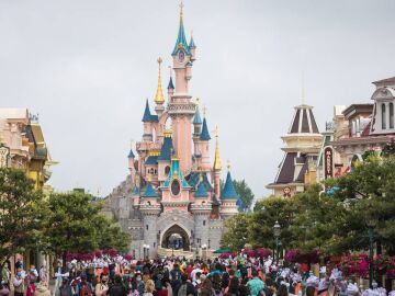 Efemérides de hoy 11 de abril de 2022: se inaugura el mayor parque temático EuroDisney en Europa.