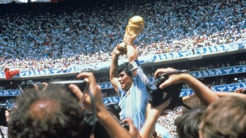 Maradona, con la Copa del Mundo en M&eacute;xico 1986