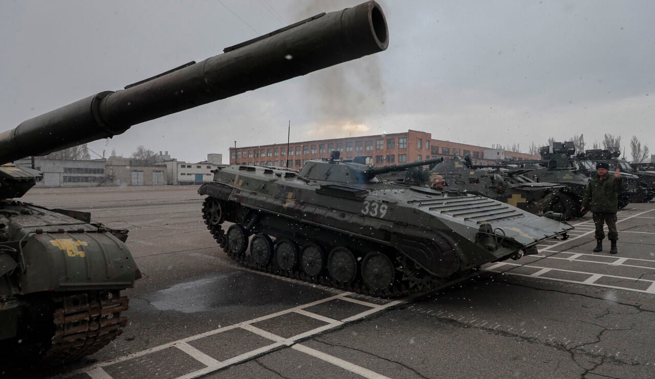 Un militar de la autoproclamada República Popular de Lugansk (LPR) muestra un vehículo blindado de transporte 