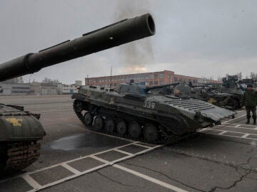 Un militar de la autoproclamada República Popular de Lugansk (LPR) muestra un vehículo blindado de transporte 