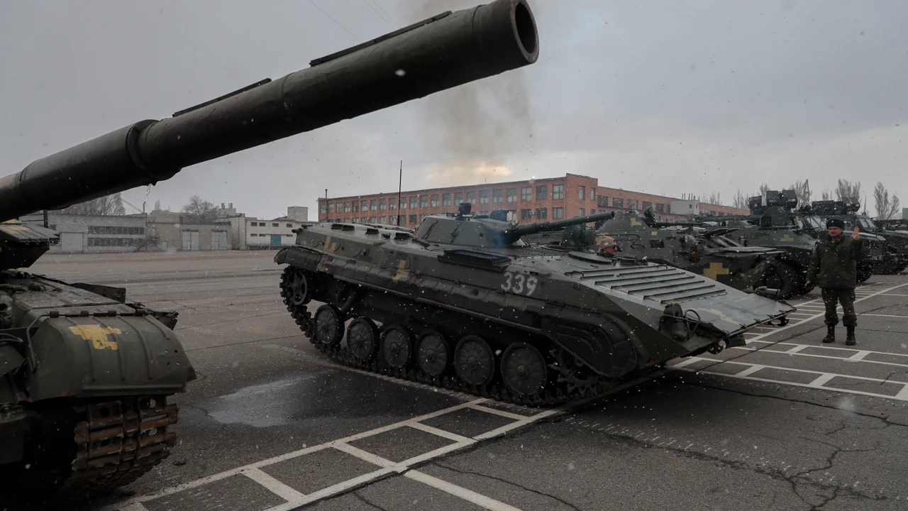 Un militar de la autoproclamada República Popular de Lugansk (LPR) muestra un vehículo blindado de transporte Un militar de la autoproclamada República Popular de Lugansk (LPR) muestra un vehículo blindado de transporte