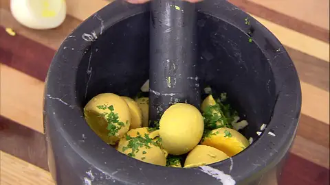 Huevos Teresita: Maja las yemas y el ajo Huevos Teresita: Maja las yemas y el ajo