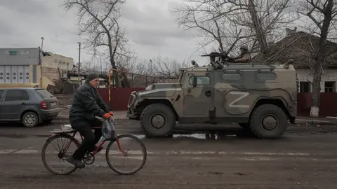 Un hombre en bicicleta se cruza con un tanque ruso en Ucrania Un hombre en bicicleta se cruza con un tanque ruso en Ucrania
