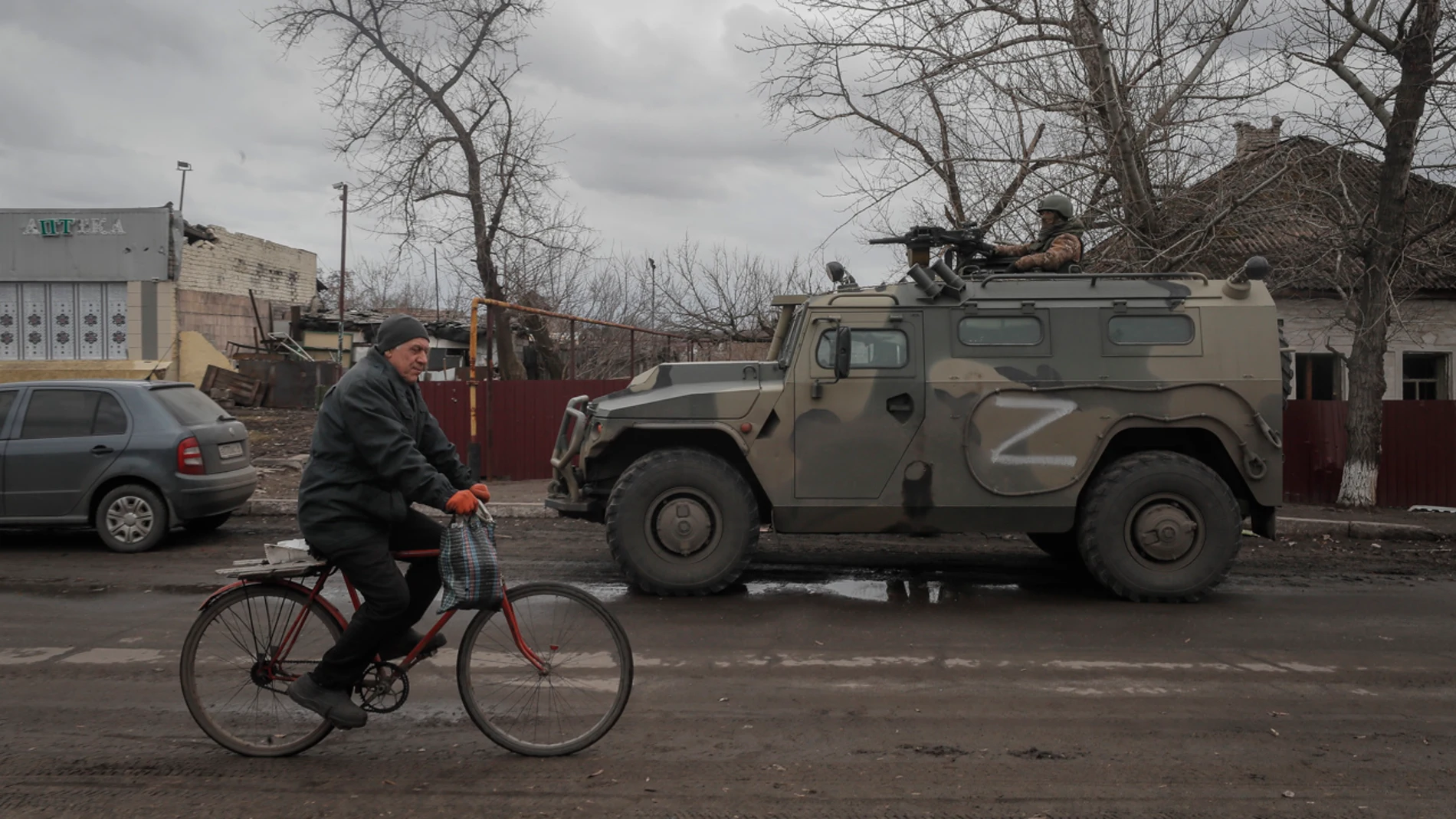 Un hombre en bicicleta se cruza con un tanque ruso en Ucrania