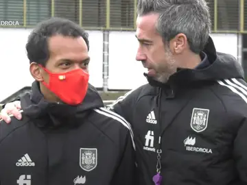Bryan junto al seleccionador Jorge Vilda en un entrenamiento de la selección española