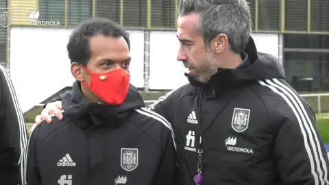 Bryan junto al seleccionador Jorge Vilda en un entrenamiento de la selección española Byran junto al seleccionador Jorge Vilda en un entrenamiento de la selección española