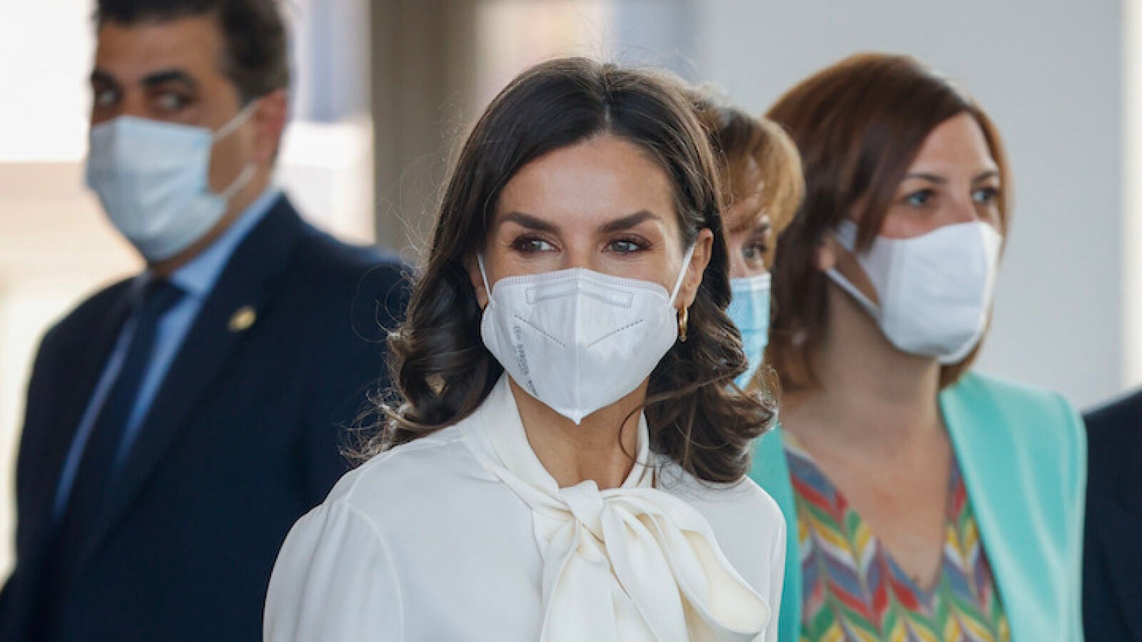 La reina Letizia recupera su falda rebajada de Massimo Dutti y la combina con una romántica blusa
