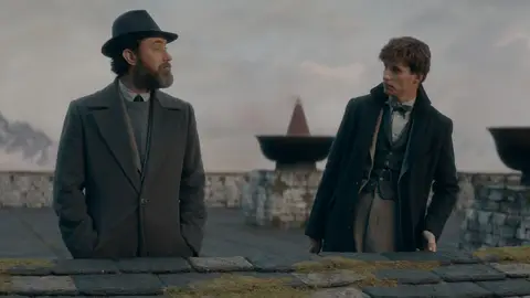 Jude Law y Eddie Redmayne en 'Animales Fantásticos: Los secretos de Dumbledore' Jude Law y Eddie Redmayne en 'Animales Fantásticos: Los secretos de Dumbledore'
